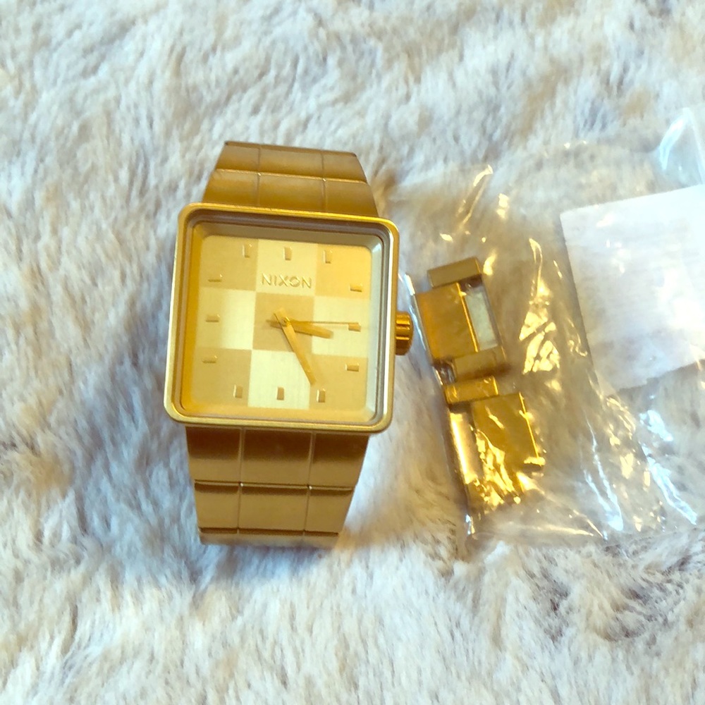 Nixon men’s gold watch (universal)